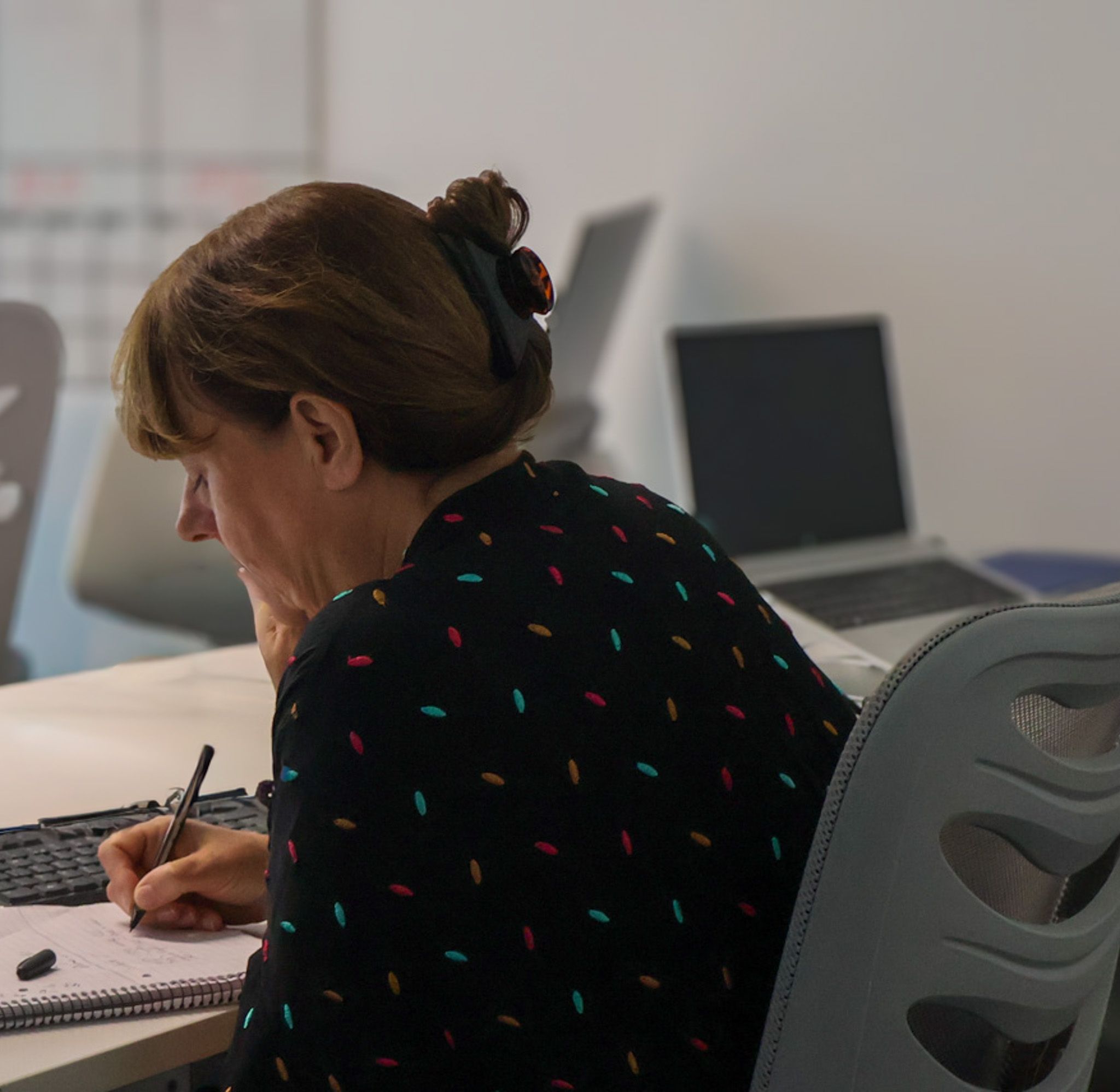 Signet Resources recruitment team engaged in a discussion around a table, with a whiteboard outlining key points in the background.
